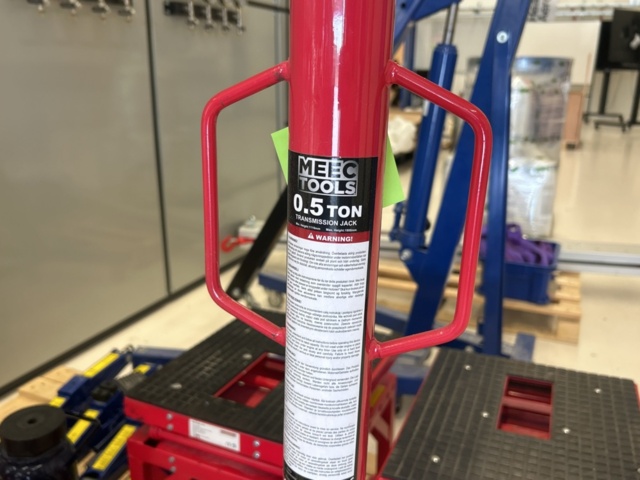 1361020-5 Samling med domkrafter och lyftutrustning