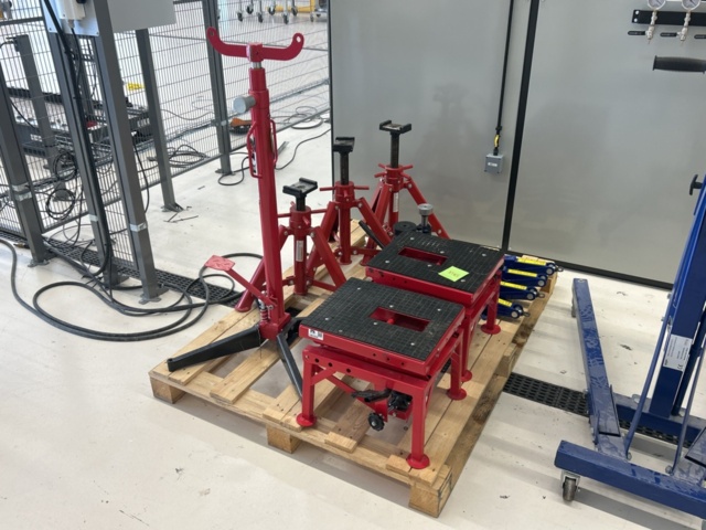 1361020-1 Samling med domkrafter och lyftutrustning