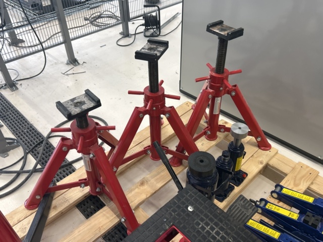 1361020-6 Samling med domkrafter och lyftutrustning