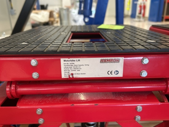 1361020-7 Samling med domkrafter och lyftutrustning