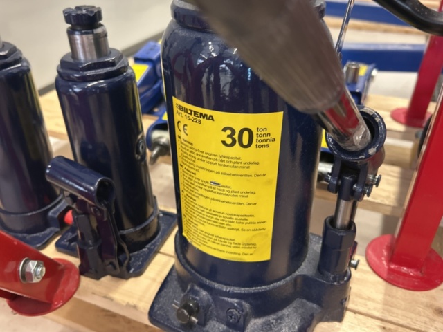 1361020-8 Samling med domkrafter och lyftutrustning