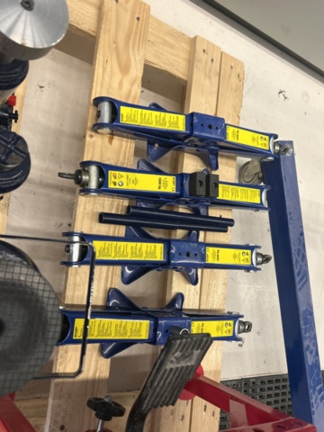 1361020-9 Samling med domkrafter och lyftutrustning