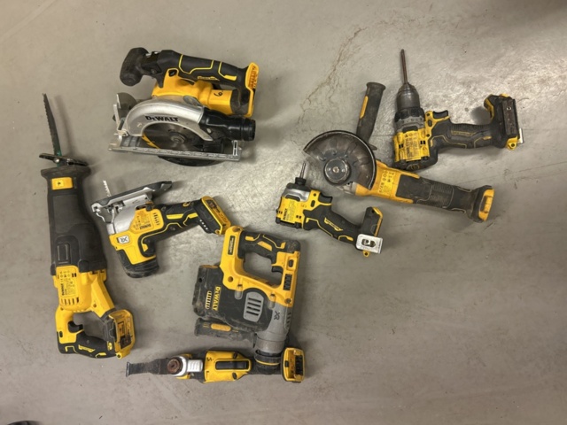 1377858-1 Tool kit with 8 hand tools - DeWalt