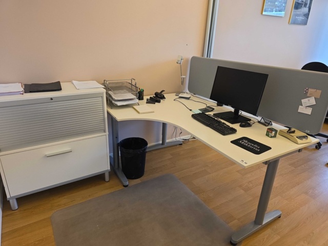 1175756-1 Desk, monitor, roller shutter cabinet