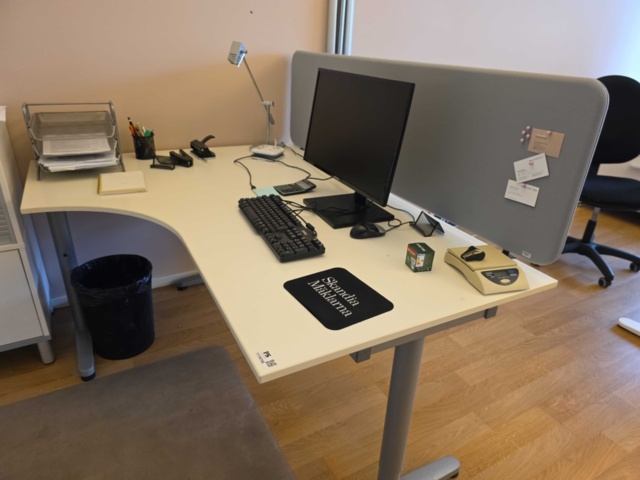 1175756-4 Desk, monitor, roller shutter cabinet