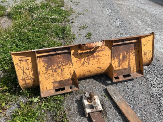 1382930-55 Case 1840 Skid Steer Loader with Two Buckets and Forks