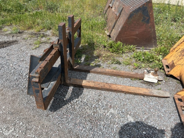 1382930-56 Case 1840 Skid Steer Loader with Two Buckets and Forks