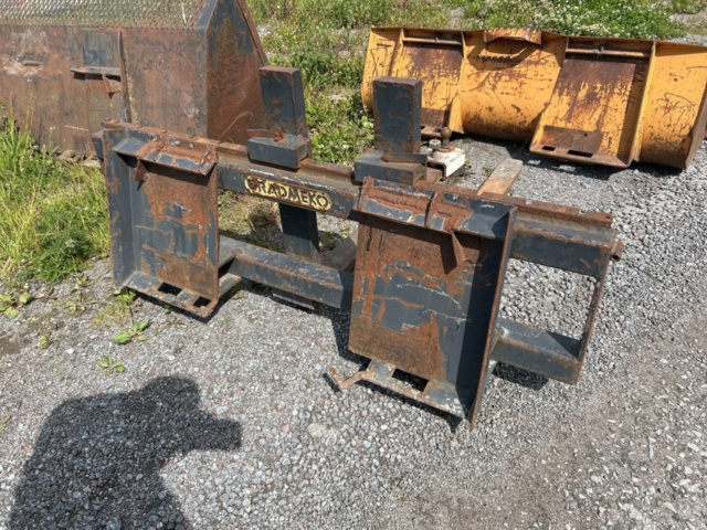 1382930-57 Case 1840 Skid Steer Loader with Two Buckets and Forks