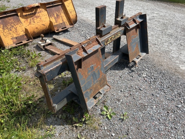 1382930-58 Case 1840 Skid Steer Loader with Two Buckets and Forks