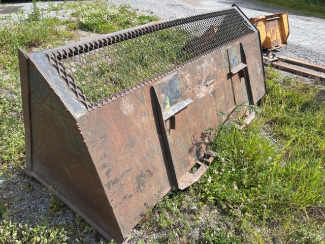 1382930-63 Case 1840 Skid Steer Loader with Two Buckets and Forks