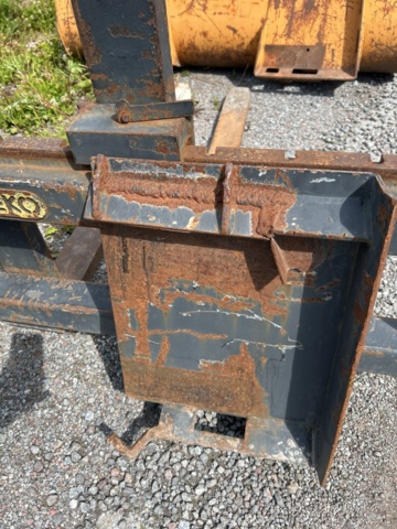 1382930-59 Case 1840 Skid Steer Loader with Two Buckets and Forks