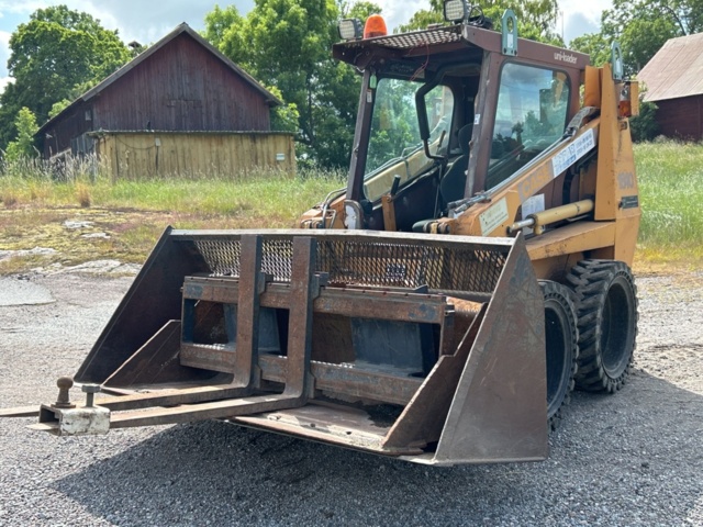 1382930-1 Case 1840 Skid Steer Loader with Two Buckets and Forks
