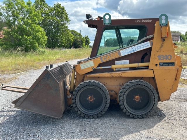 1382930-2 Case 1840 Skid Steer Loader with Two Buckets and Forks