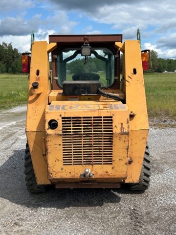 1382930-4 Case 1840 Skid Steer Loader with Two Buckets and Forks