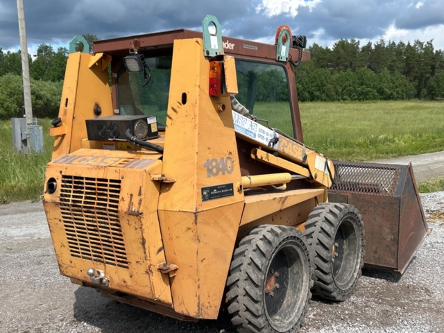 1382930-5 Case 1840 Skid Steer Loader with Two Buckets and Forks