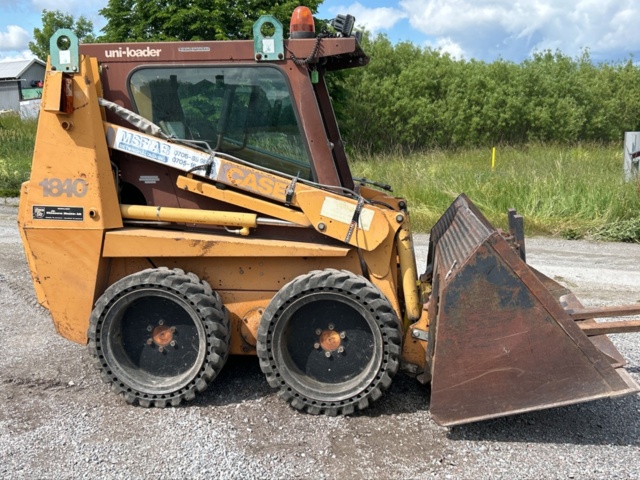 1382930-6 Case 1840 Skid Steer Loader with Two Buckets and Forks