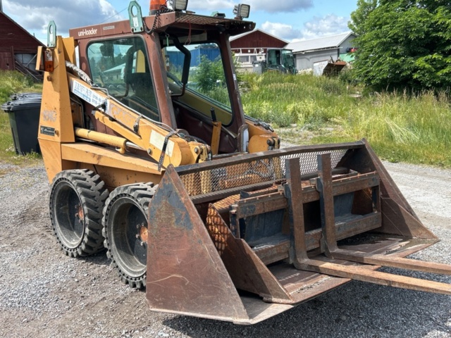 1382930-8 Case 1840 Skid Steer Loader with Two Buckets and Forks