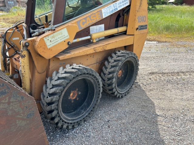 1382930-20 Case 1840 Skid Steer Loader with Two Buckets and Forks