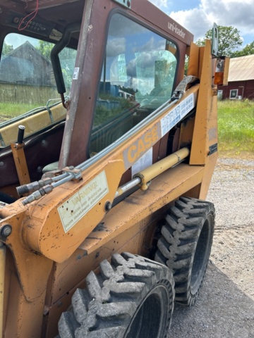 1382930-23 Case 1840 Skid Steer Loader with Two Buckets and Forks