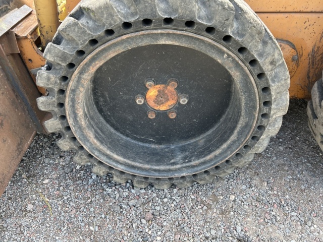 1382930-42 Case 1840 Skid Steer Loader with Two Buckets and Forks