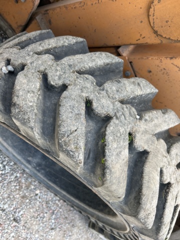 1382930-43 Case 1840 Skid Steer Loader with Two Buckets and Forks