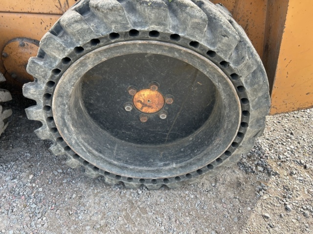 1382930-44 Case 1840 Skid Steer Loader with Two Buckets and Forks