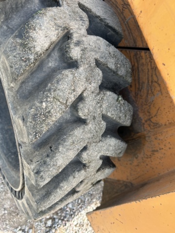 1382930-45 Case 1840 Skid Steer Loader with Two Buckets and Forks