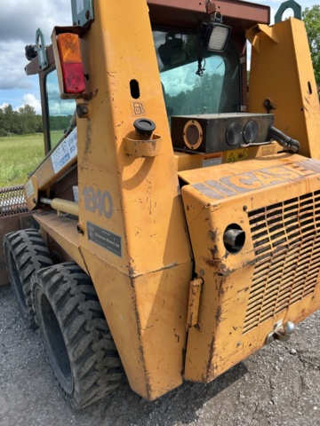 1382930-24 Case 1840 Skid Steer Loader with Two Buckets and Forks