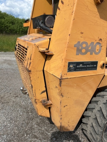 1382930-35 Case 1840 Skid Steer Loader with Two Buckets and Forks