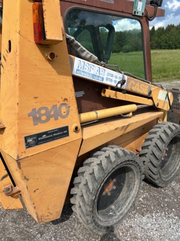1382930-36 Case 1840 Skid Steer Loader with Two Buckets and Forks