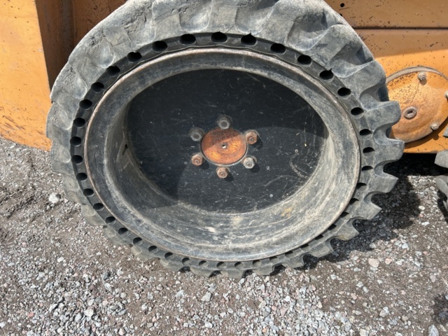 1382930-46 Case 1840 Skid Steer Loader with Two Buckets and Forks