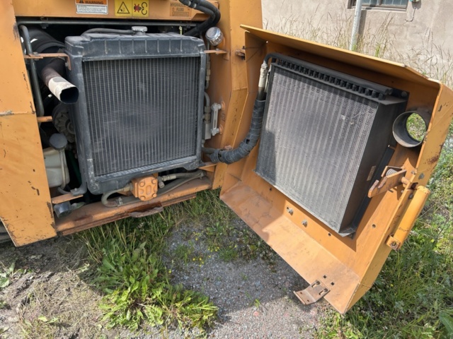 1382930-26 Case 1840 Skid Steer Loader with Two Buckets and Forks