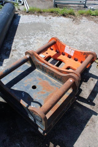 1385764-1 Redskapsfästen 2 st (S70)