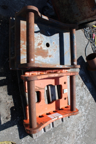 1385764-2 Redskapsfästen 2 st (S70)