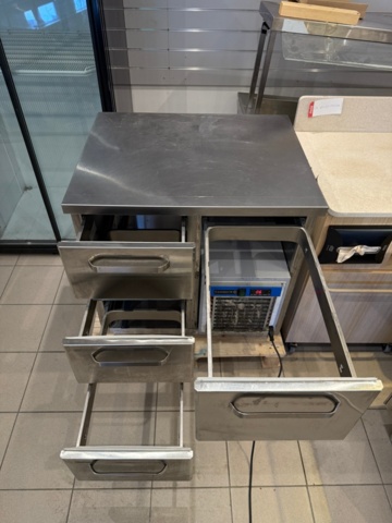 1352530-2 Kylbänk med 4 draglådor, Ca 80x65x90 cm. Testad, fungerar