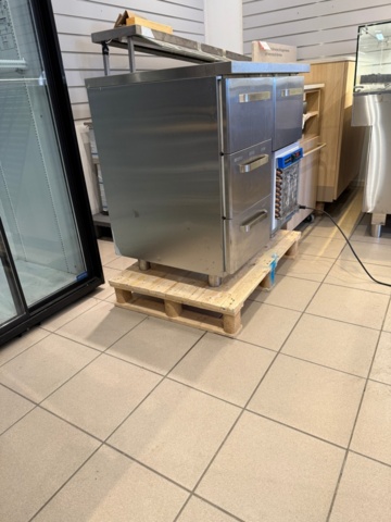 1352530-3 Kylbänk med 4 draglådor, Ca 80x65x90 cm. Testad, fungerar