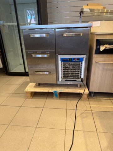 1352530-4 Kylbänk med 4 draglådor, Ca 80x65x90 cm. Testad, fungerar