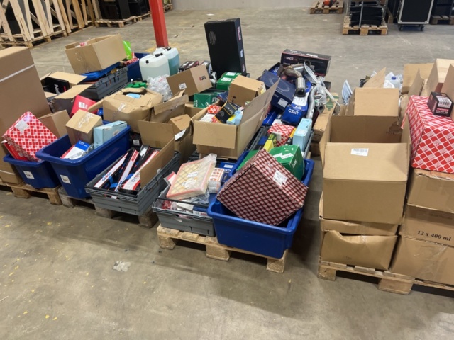 1325774-2 Spare parts warehouse with car parts