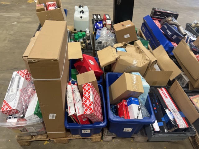 1325774-3 Spare parts warehouse with car parts