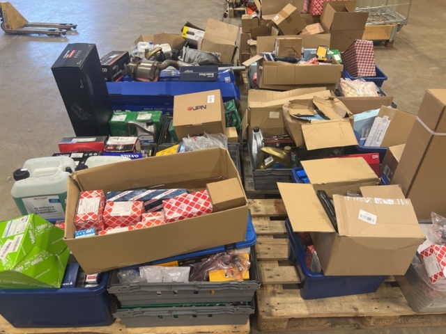 1325774-4 Spare parts warehouse with car parts