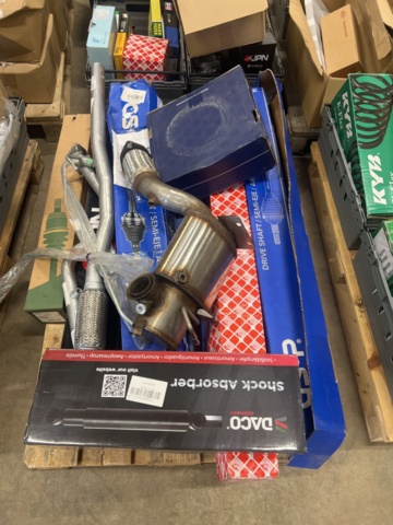 1325774-5 Spare parts warehouse with car parts