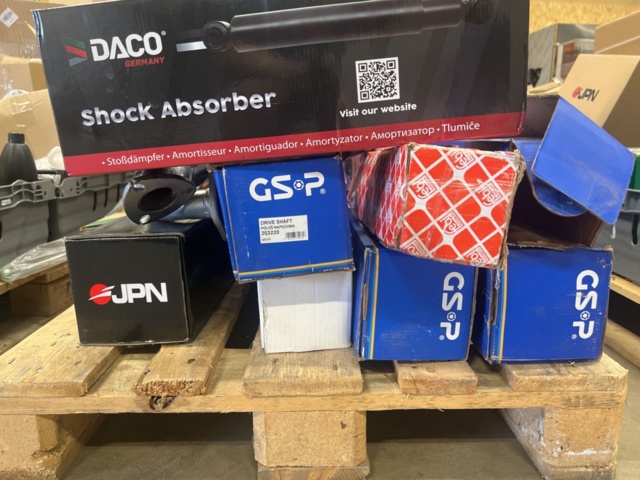 1325774-7 Spare parts warehouse with car parts