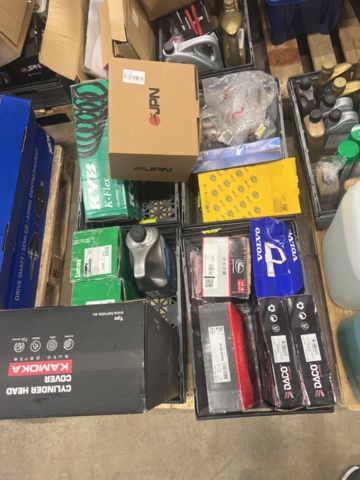 1325774-8 Spare parts warehouse with car parts