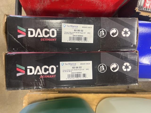 1325774-9 Spare parts warehouse with car parts