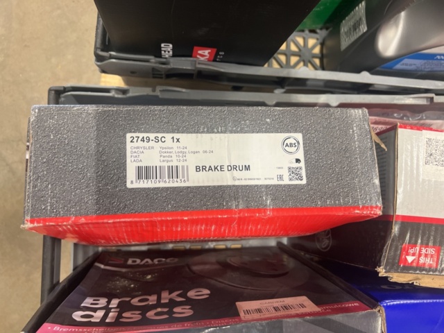 1325774-11 Spare parts warehouse with car parts