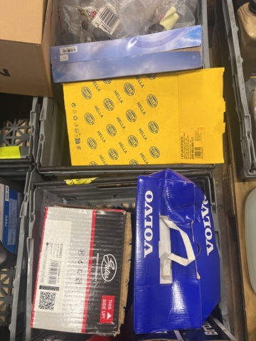 1325774-10 Spare parts warehouse with car parts