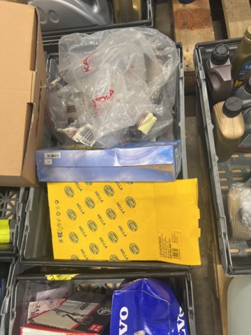 1325774-12 Spare parts warehouse with car parts