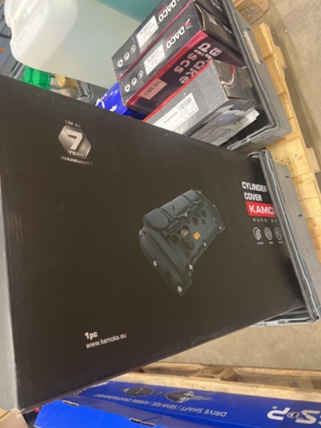 1325774-15 Spare parts warehouse with car parts