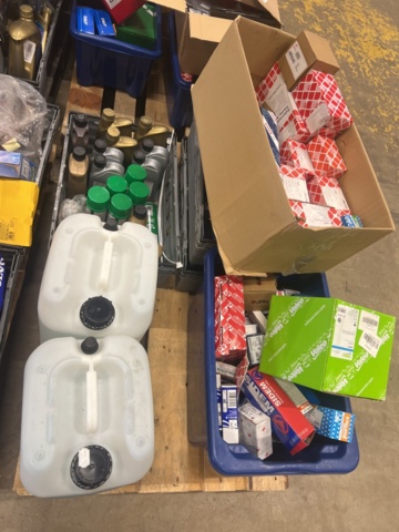 1325774-16 Spare parts warehouse with car parts