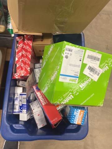 1325774-18 Spare parts warehouse with car parts